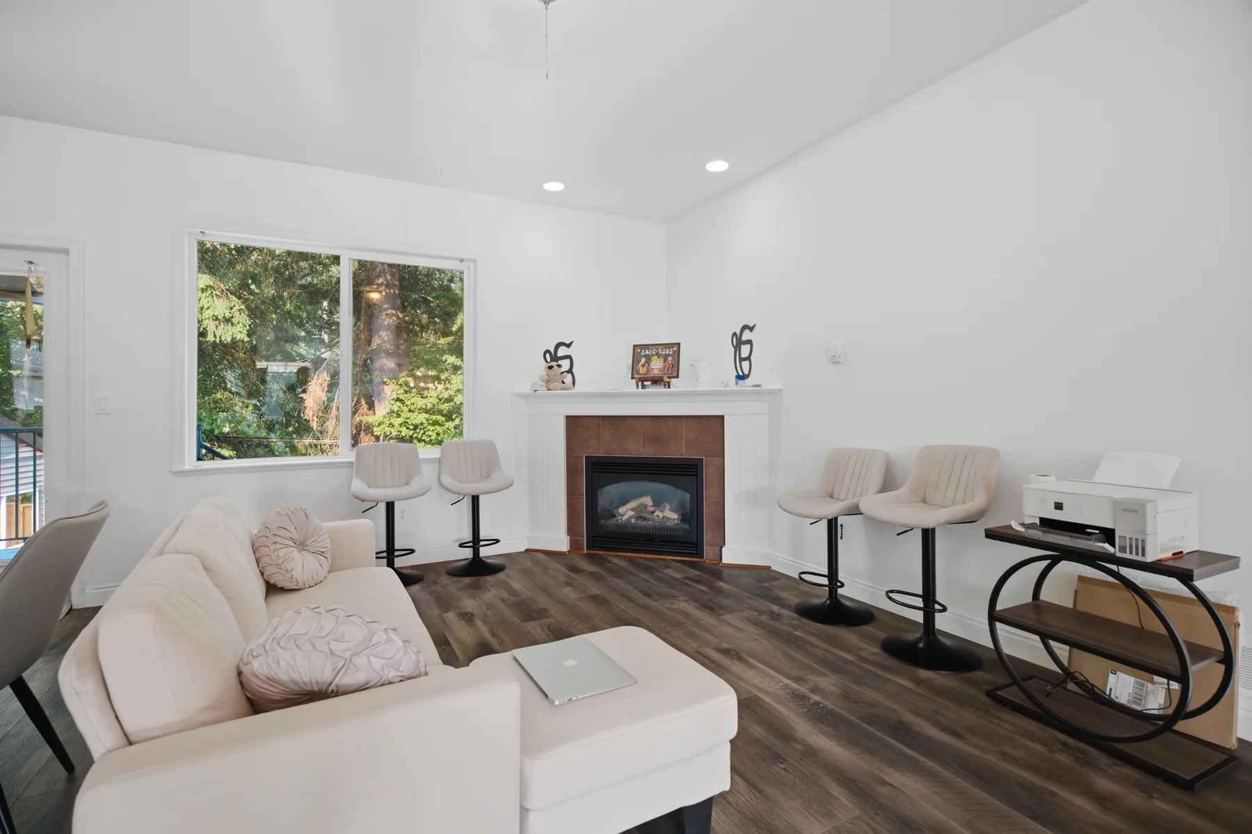 Hollister Place, Mission, frame 5
